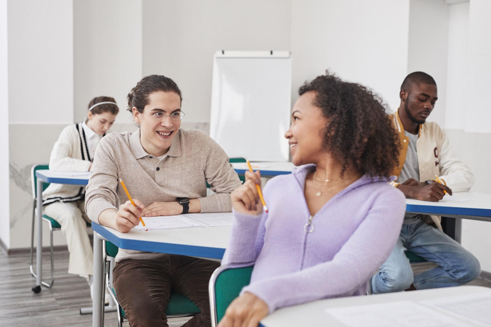 Una comunidad de estudiantes reunida en el aula